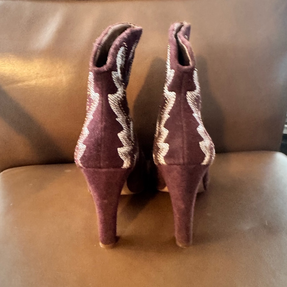 Steve Madden Size 6 Burgundy Suede Western Embroidered Ankle Booties Heels - Picture 4 of 8